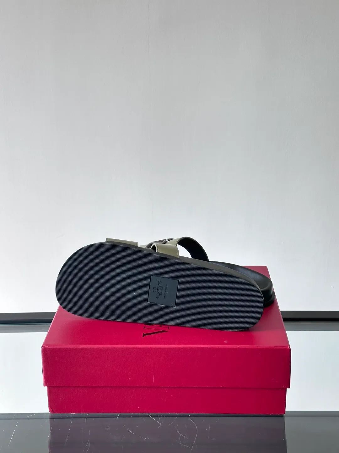 Men's shoes 💰p320 "VALENTINO" Valentino Men's 🧍‍♂️ Spring and summer new style metal rivet flat slippers, elegant sandals, the same style worn by celebrities, original molding, imported calfskin. Rubber outsole. Soft and durable, full set of counter packaging size: 39-44 (customized at 38.45.46)